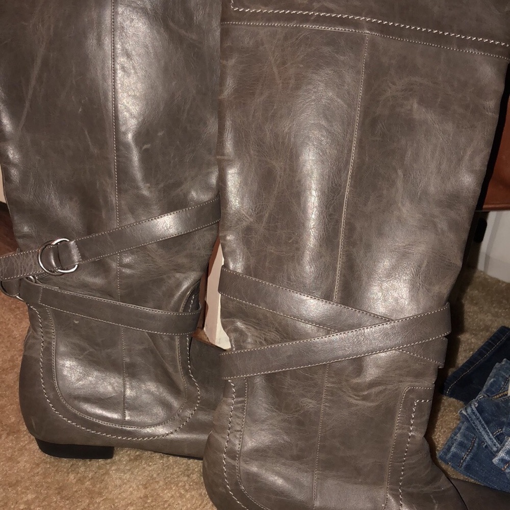 Boots size 9